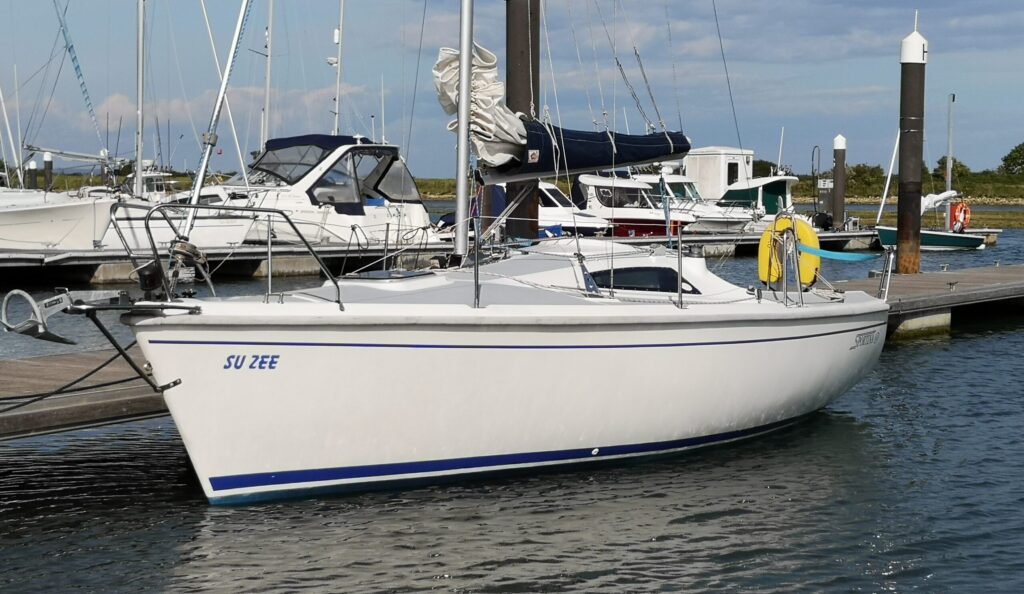 A monohull trailer sailer