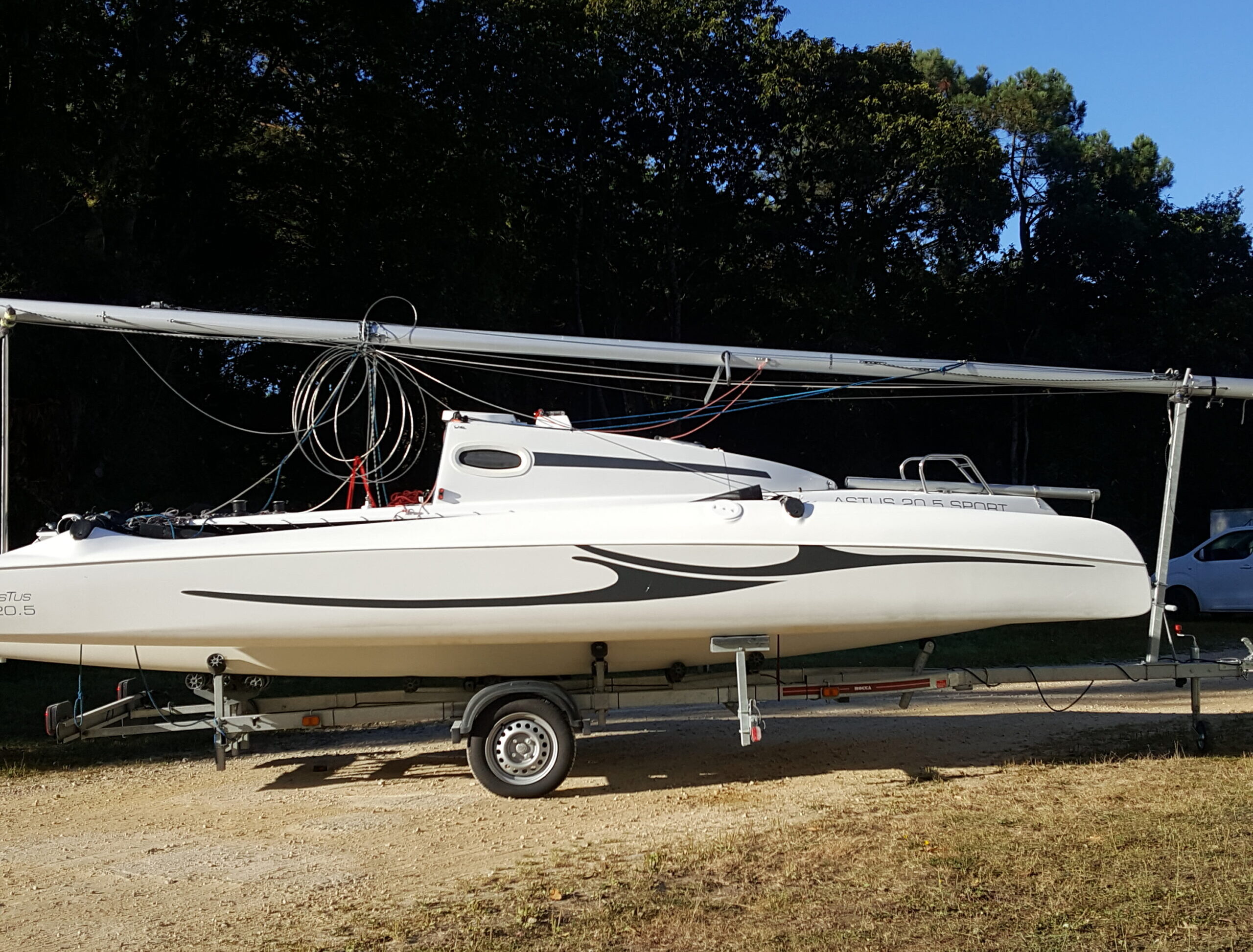 The Astus 20.5's telescopic floats and low weight makes it easy to tow